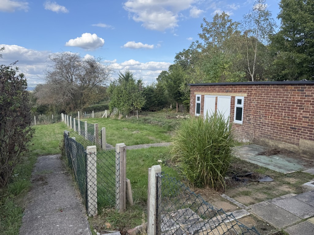 Lot: 136 - BLOCK OF FLATS FOR IMPROVEMENT ON 0.51 ACRE PLOT AND POTENTIAL FOR DEVELOPMENT - Part of Rear Gardens of Block of Eight Flats